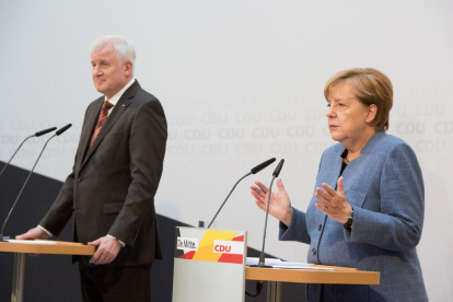 Angela Merkel junto al presidente de la bávara Unión Socialcristiana (CSU), Horst Seehofer.