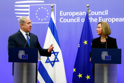 El primer ministro israelí Netanhayu, ayer junto a la representante europea Federica Mogherini.