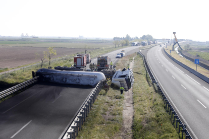 El camión quedó completamente cruzado en la carretera en dirección a Lleida. 