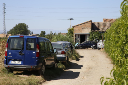 Diversos cotxes solen estar aparcats al camí d’accés al taller il·legal ubicat a Grenyana.
