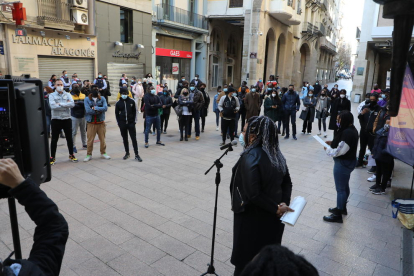 Desenes de persones es van concentrar ahir en la plaça Paeria per demanar el final del racisme.