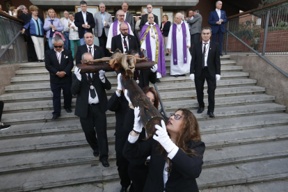La confraria del Crist de l’Agonia va organitzar ahir la processó del Trasllat a Lleida.