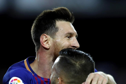 Messi celebra amb Jordi Alba un dels gols que va marcar ahir.