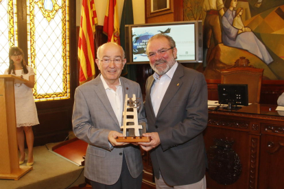 El presidente de la Diputación, Joan Reñé, entrega el precio a Lluís Pagès.