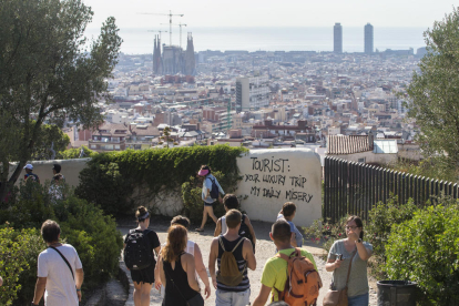 Turistas pasean por los alrededores del Parque Guell, en Barcelona.
