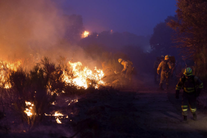 Imagen del incendio forestal activo desde el viernes en Riotinto, Huelva.