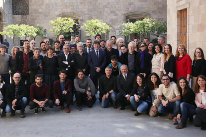 Foto ahir al Palau de la Generalitat d’alguns dels premiats amb Puigdemont i el conseller Vila.