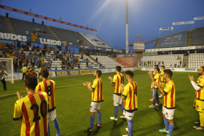 Els jugadors del Lleida es van posar la samarreta ‘prohibida’ una vegada finalitzat el partit i es van dirigir a la zona de Gol Nord per saludar els aficionats.