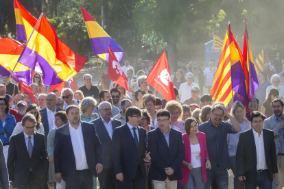 Puigdemont, Junqueras i Mas, entre altres membres de JxSí, acompanyen Joan Josep Nuet, de CSQEP, a l’arribar al TSJC.