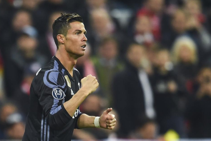 Cristiano Ronaldo celebra uno de sus dos goles que derrotaron a los alemanes.