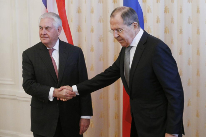 Tensa encaixada de mans davant de la premsa dels caps de la diplomàcia de Rússia i els Estats Units.