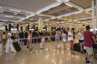 Imagen de los pasajeros en la cola de facturación del aeropuerto de Palma de Mallorca.