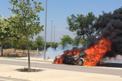 Espectacular incendi d’un cotxe al polígon de Bell-lloc d’Urgell