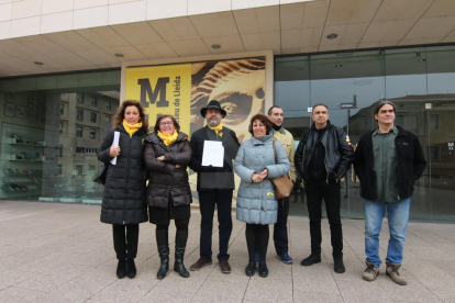 Los representantes de los grupos municipales de PDeCat, ERC, Crida y Comú en la Paeria, este miércoles delante del Museu de Lleida