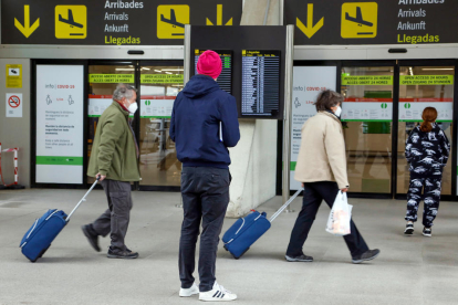 Viajeros en la terminal de llegadas del aeropuerto de Palma de Mallorca, ayer.