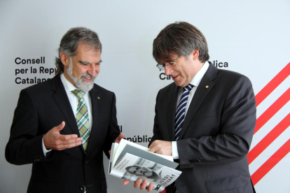 Jordi Cuixart i Carles Puigdemont, ahir durant la trobada.