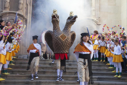 El Àliga infantil, a la izquierda, fue con su estreno la protagonista de la Eixideta que llenó la plaza Major de la capital del Urgell, a la derecha. 