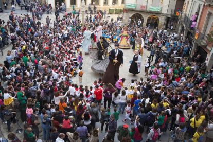 El Àliga infantil, a la izquierda, fue con su estreno la protagonista de la Eixideta que llenó la plaza Major de la capital del Urgell, a la derecha. 