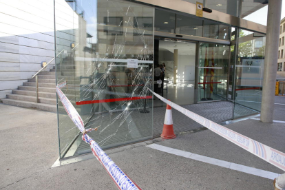Dos detenidos en Lleida por romper con piedras la puerta de la Audiencia Provincial
