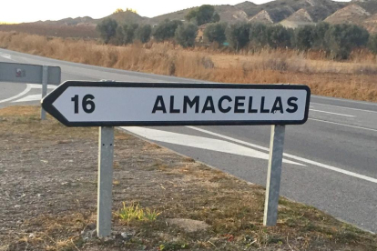 El senyal en què es llegia “Almacelles” diu ara “Almacellas”.