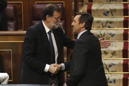 El portaveu parlamentari del PP, Rafael Hernando, y el president del Govern, Mariano Rajoy.