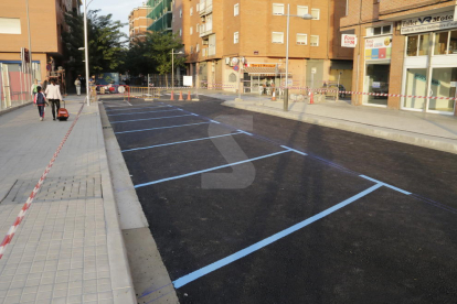 Imagen de archivo de aparcamientos de zona azul en Lleida.