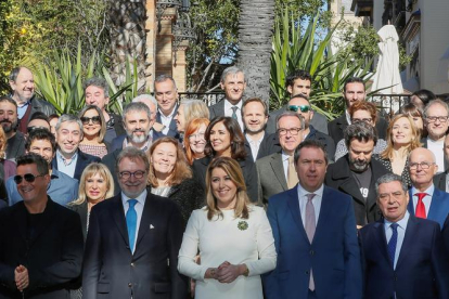 Foto de los premiados con la presidenta de la Junta, el alcalde de Sevilla y el presidente del Grupo Prisa.