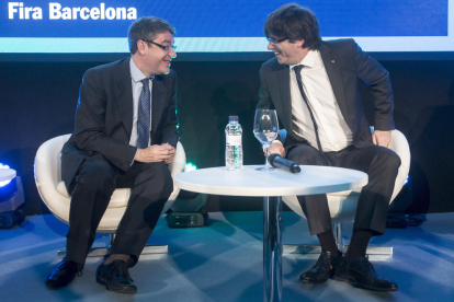 El ministro de Energía, Álvaro Nadal, y Carles Puigdemont en la inauguración de Automobile Barcelona.