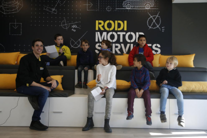 Àlex Màrquez, ahir a les instal·lacions de Rodi, on va respondre les preguntes d’uns nens.