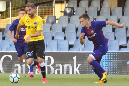 Marc Nierga lluita una pilota davant d’un rival, en una acció del partit que va enfrontar ahir el Lleida al Mini davant del Barcelona B.