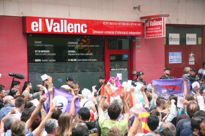 La Guardia Civil, tras finalizar el registo en el Vallenc, increpada por manifestantes.