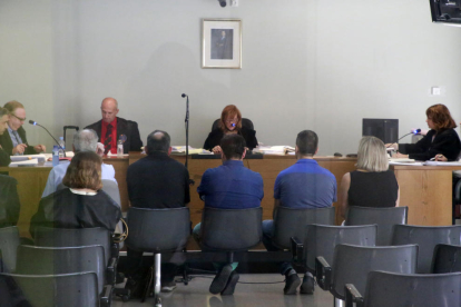 Els cinc acusats, ahir al banc del jutjat penal número 2 de Lleida.