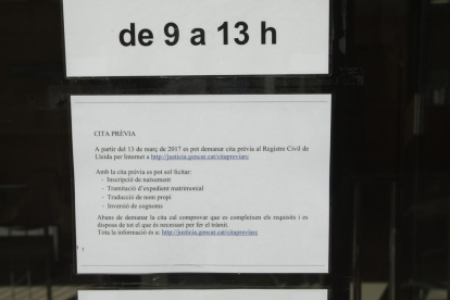Imatge presa ahir del cartell que indica la possibilitat de sol·licitar cita prèvia al Registre Civil.