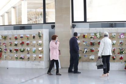 Mercat de flors - Roses, crisantems i pensaments es troben entre les flors més demanades als llocs ubicats davant del cementiri de Lleida.