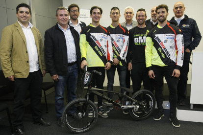 Los integrantes del equipo junto a autoridades y dirigentes deportivos ayer durante la presentación.