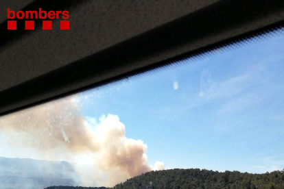 Els Bombers donen per estabilitzat l'incendi forestal a la serra de Senan