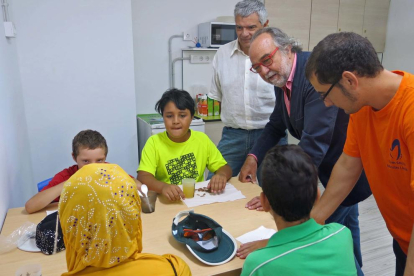 El alcalde accidental Xavier Rodamilans visitó ayer el centro Gínjol de Balàfia y alabó su trabajo. 