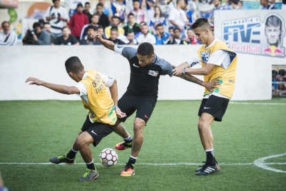 Neymar, en foto de archivo, jugando su propio torneo e intentando regatear a dos rivales.