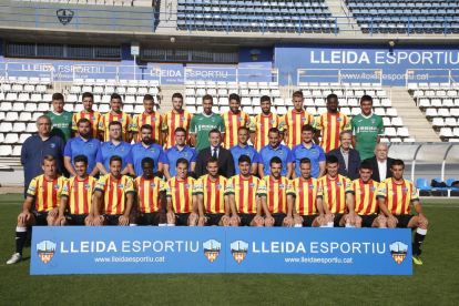 La plantilla del Lleida va posar ahir, per a la foto oficial, amb l’equipació de la senyera, una de les quatre que té com a oficials.