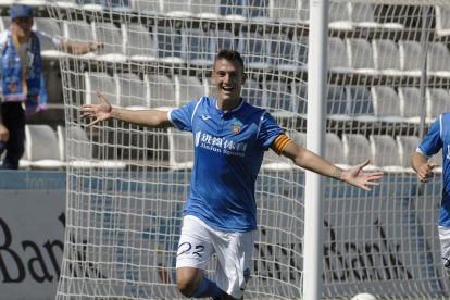 Marc Nierga celebra uno de los dos goles que marcó ayer en el Camp d’Esports y que le dieron una importante victoria al Lleida ante el Peña Deportiva.