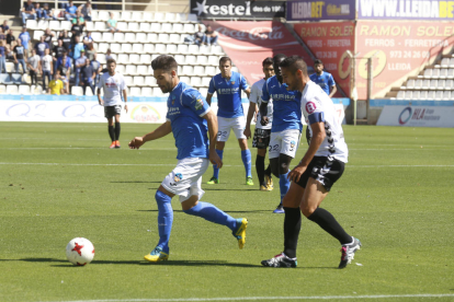 Marc Nierga celebra un dels dos gols que va marcar ahir al Camp d’Esports i que van donar una important victòria al Lleida davant del Penya Esportiva.