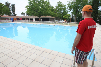 Un socorrista en las piscinas de Sucs durante la pasada temporada de verano.