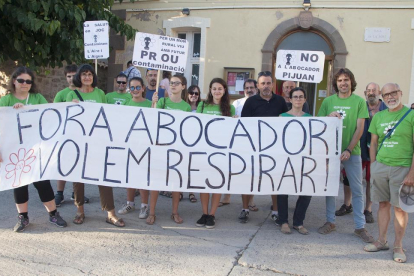 La manifestación ayer contra la planta de compostaje de Ossó.