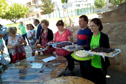 Joves de Castellnou de Seana, en plena celebració de la festa holi i d’escuma que va acollir la festa major del municipi.