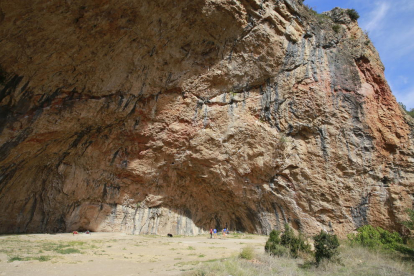Imatge de la Cova Gran de Santa Linya, on s’excava des de fa quinze anys i paradís d’escaladors.