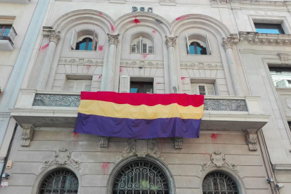 La bandera republicana oneja al balcó de la seu del PSC a Lleida