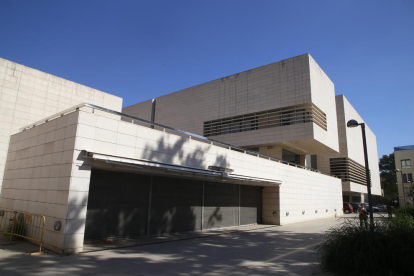 Vista del Museu de Lleida, ahir, amb la zona en primer pla del Cafè del Museu, amb les portes tancades.