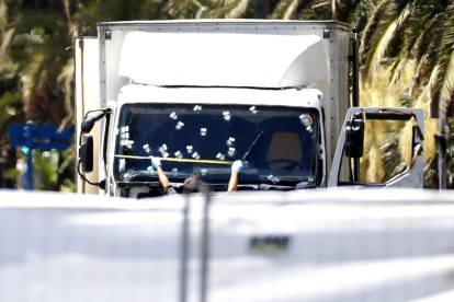 Imagen del camión que arrolló a una multitud en Niza en 2016.