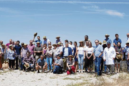 Imatge del grup assistents a Prognosfruit 2017 durant la visita a la finca La Rasa, de Nufri, a Sòria.