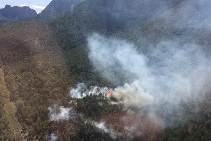 Imagen aérea facilitada por los bomberos del incendio declarado en Peramola.